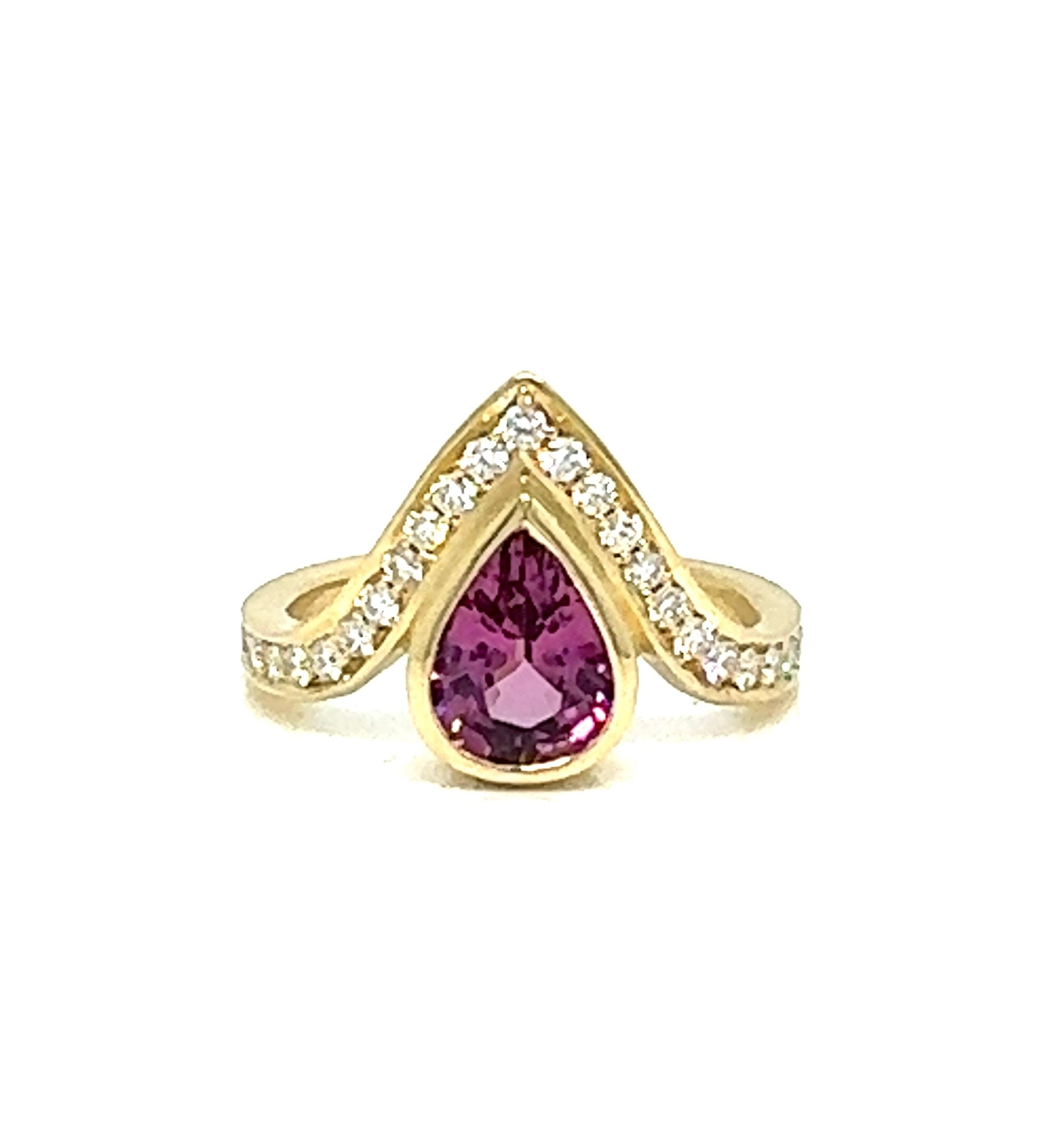 Garnet V ring